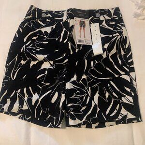 Rafaella Pull-On Stretch Shorts - Size 4 - Black/White Tropical Pattern - NWT